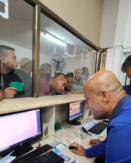 مواطنو غزة يتوافدون لاستلام موافقات "لم الشمل" في مقر الشؤون المدنية- صور