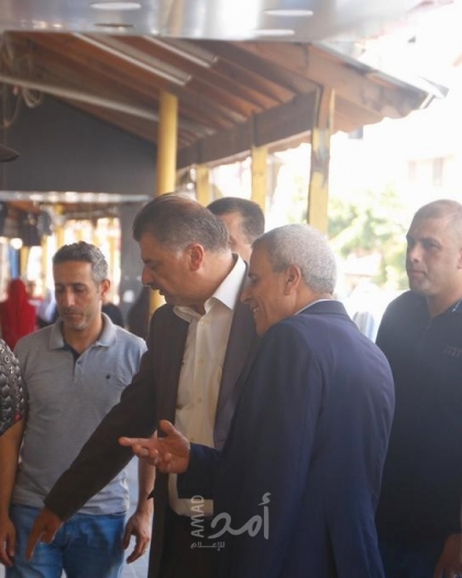 ‌محافظ‌ ‌قلقيلية‌ ‌ورئيس‌ ‌بلدية‌ ‌قلقيلية‌ ‌يتفقدان‌ أسواق‌ ‌المدينة‌ 