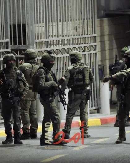 قوات الاحتلال تعتقل ضابطاً في الأمن الوقائي وشابا آخر من مخيم الجلزون