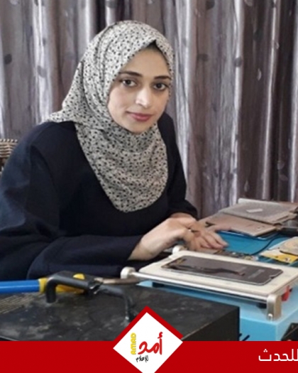 تقرير: ولاء أبو حماد.. امرأة تتقن "صيانة" الهواتف الخلوية- صور
