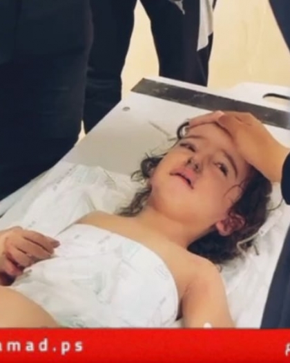 انتشال الطفلة "ماريا العصار" حيّة من تحت ركام منزلها المدمر وسط قطاع غزة- فيديو