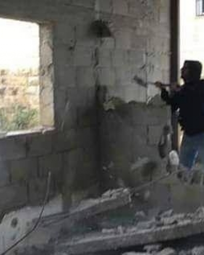 القدس: سلطات الاحتلال تُجبر مواطنًا في العيسوية على هدم منزله