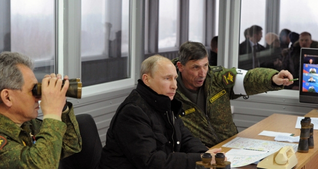 الرئيس بوتين يتابع مناورة للقوات الروسية